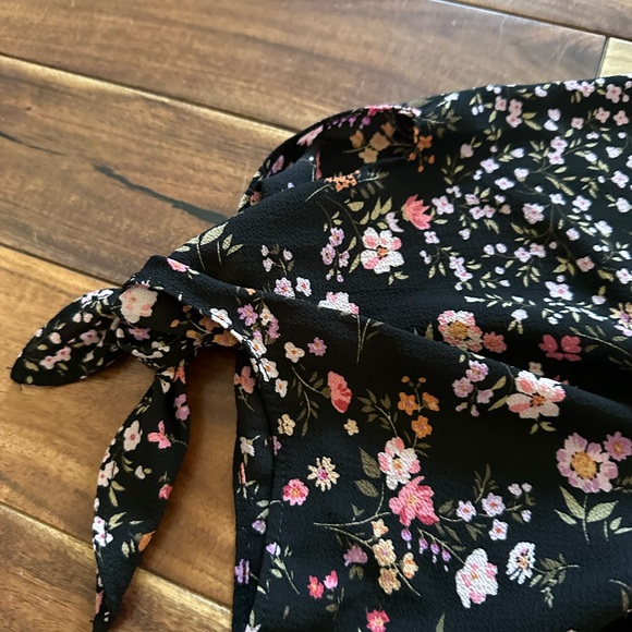 Cece Tie-sleeve floral top size medium barely used - Picture 2 of 3
